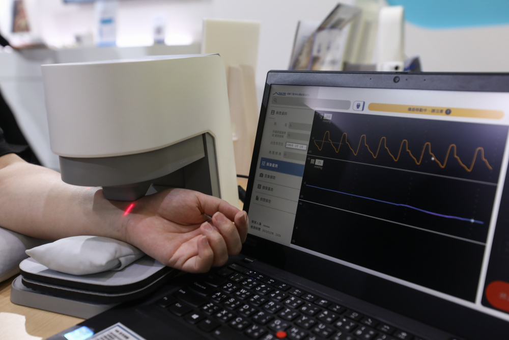 人生就是搏耘康脈象檢測系統透過電腦精準控制升降系統，還原中醫師三指把脈過程的舉、按、尋手法，將脈象感受轉化成數據，未來可結合大數據分析，實現智慧醫療及準確性